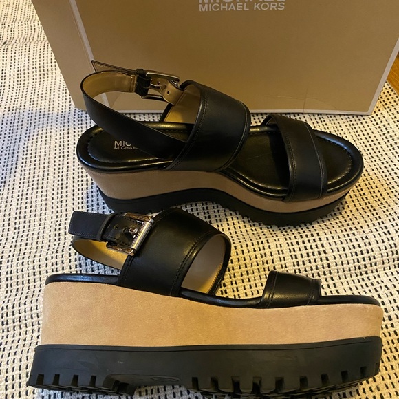 Michael Kors platform wedges - Picture 2 of 5